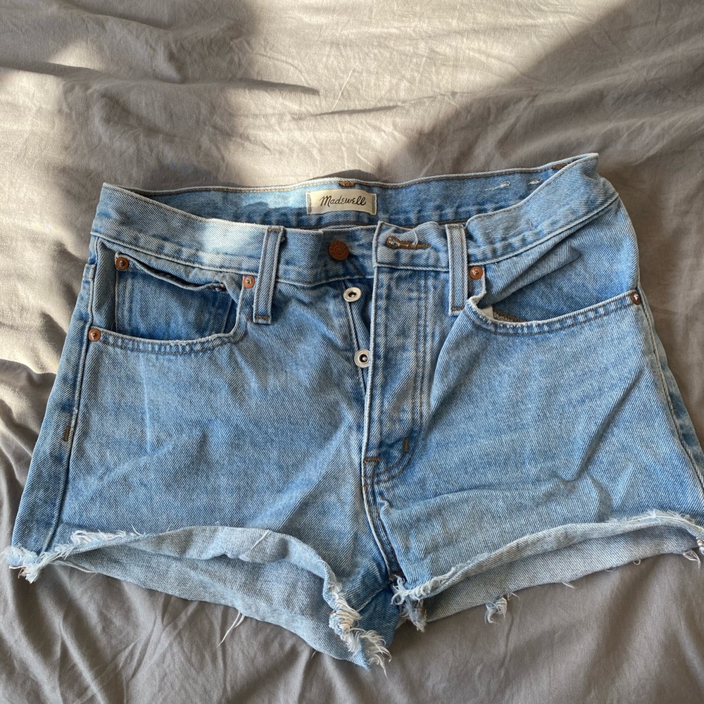 Relaxed denim high-waisted shorts